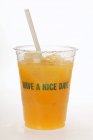 Sumo de laranja em copo de plástico — Fotografia de Stock
