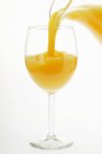 Versare il succo d'arancia — Foto stock