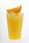 Zumo de naranja con hielo picado - foto de stock