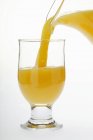 Verter jugo de naranja - foto de stock