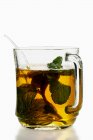 Thé à la menthe poivrée en tasse — Photo de stock