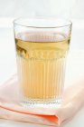 Яблочный сок в стекле — стоковое фото