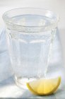 Glas Wasser und Zitronenscheibe — Stockfoto