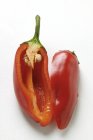Наполовину красный перец чили — стоковое фото
