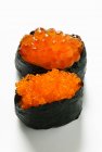 Gunkan maki sushi con caviale rosso — Foto stock