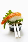 Nigiri Sushi con camarones - foto de stock