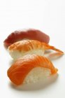 Sushi nigiri com salmão, camarão e atum — Fotografia de Stock