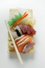 Сашими с лососем и тунцом — стоковое фото