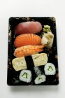 Nigiri y maki sushi para llevar - foto de stock