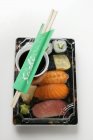 Nigiri y maki sushi para llevar - foto de stock