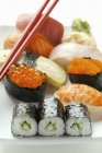 Nigiri e maki sushi em prato — Fotografia de Stock