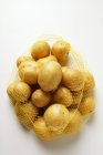 Raw fresh Yukon Patatas doradas - foto de stock