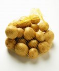 Raw fresh Yukon Patatas doradas - foto de stock