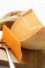 Cheddar com fatiador de queijo — Fotografia de Stock