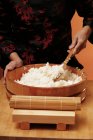 Donna mescolando riso sushi — Foto stock