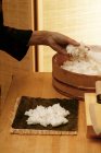 Frau legt Reis auf Nori — Stockfoto