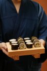 Person serviert Sushi-Set — Stockfoto
