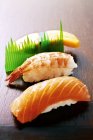 Nigiri Sushi mit Lachs, Garnelen und Ei — Stockfoto