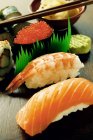 Nigiri sushi and gunkan maki — Stock Photo