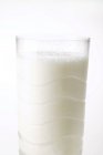 El vaso de la leche sabrosa - foto de stock