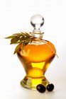 Оливкова олія з оливковою гілочкою — стокове фото
