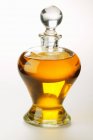Оливковое масло в графине — стоковое фото