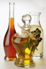 Оливковое масло на белом — стоковое фото