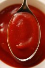 Кетчуп в маленькой миске — стоковое фото