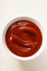 Кетчуп в маленькой миске — стоковое фото