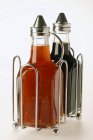 Salsa de chile y salsa de soja en botellas - foto de stock