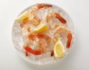 Peeled shrimps with lemon — Stock Photo