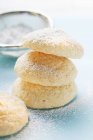 Biscotti di spugna con zucchero a velo — Foto stock