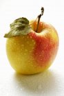 Manzana fresca con gotas de agua - foto de stock