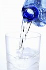 Versare acqua minerale — Foto stock