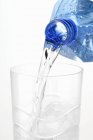 Verter agua mineral - foto de stock