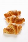Drei frisch gebackene Croissants — Stockfoto