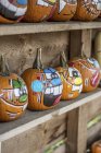 Calabazas de Halloween pintadas - foto de stock