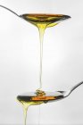 Miele su due cucchiai — Foto stock