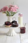 Chocolate cakes, berry tartlets — Stock Photo