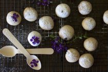 Top view of shortbread cinnamon cookies on cooling rack with violets — Stock Photo