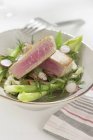 Bistecca di tonno in insalata con ravanelli e aneto — Foto stock