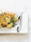 Bistecca di pesce con verdure a radice arrosto — Foto stock