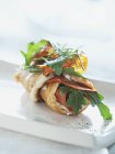 Nahaufnahme von Omelett mit Chorizo und Rakete — Stockfoto