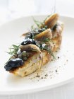 Peito de frango assado com anchovas — Fotografia de Stock