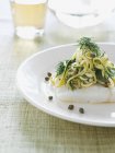 Filete de bacalao con espaguetis - foto de stock