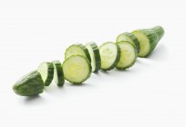 Нарізаний зелений огірок — стокове фото