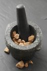 Sucre de fleur de coco dans un mortier — Photo de stock