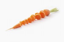 Zanahoria fresca en rodajas - foto de stock