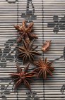 Зірки анісу на бамбуковому килимку — стокове фото