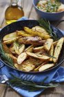 Картофельные клинья с розмарином — стоковое фото